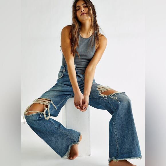 FREE PEOPLE Womens Extreme Wide Leg Light Wash Distressed Denim Jeans Size 25 - Picture 12 of 12